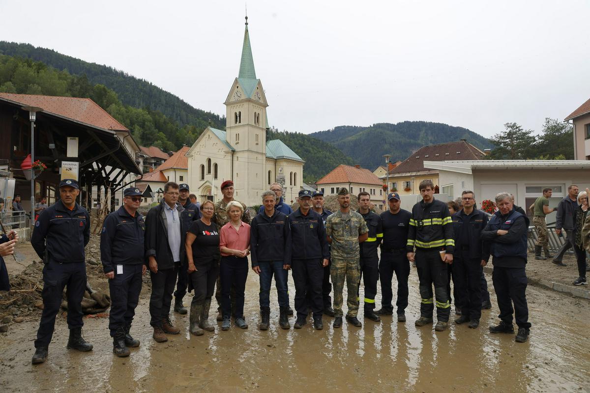 FranceSlovenie's tweet image. Inondations en 🇸🇮 | 🙏 aux 14 sapeurs-sauveteurs des Formations Militaires de la Sécurité Civile #ForMiSC  pour leur solidarité et mobilisation dans les opérations d&apos;assainissement coordonnées avec @URS_ZR. 🇫🇷🤝🇸🇮🤝🇪🇺
📷: @uiisc1  et @URS_ZR
