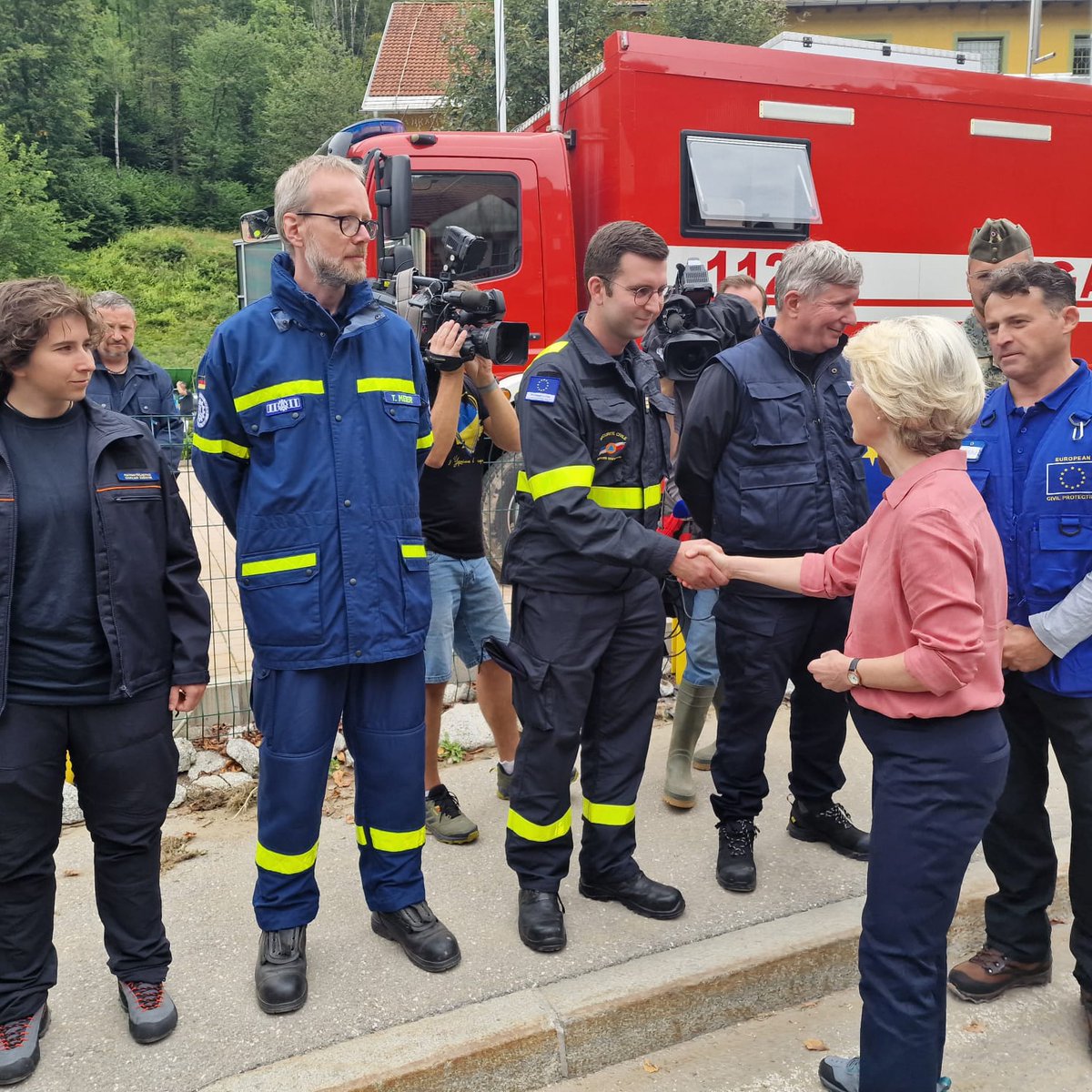 FranceSlovenie's tweet image. Inondations en 🇸🇮 | 🙏 aux 14 sapeurs-sauveteurs des Formations Militaires de la Sécurité Civile #ForMiSC  pour leur solidarité et mobilisation dans les opérations d&apos;assainissement coordonnées avec @URS_ZR. 🇫🇷🤝🇸🇮🤝🇪🇺
📷: @uiisc1  et @URS_ZR