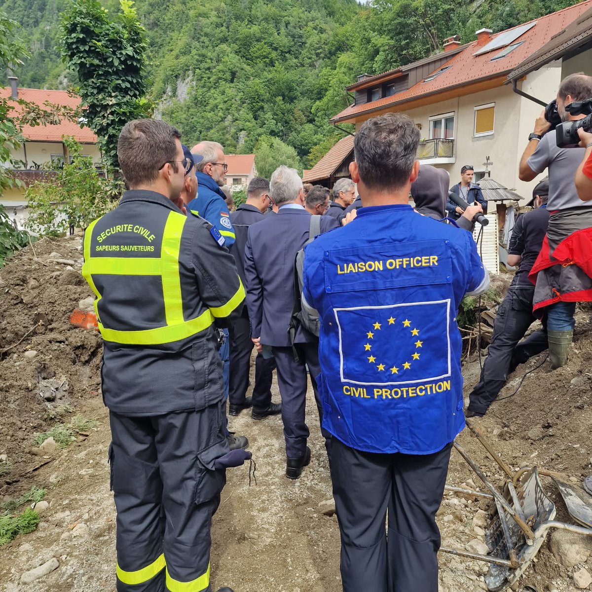 FranceSlovenie's tweet image. Inondations en 🇸🇮 | 🙏 aux 14 sapeurs-sauveteurs des Formations Militaires de la Sécurité Civile #ForMiSC  pour leur solidarité et mobilisation dans les opérations d&apos;assainissement coordonnées avec @URS_ZR. 🇫🇷🤝🇸🇮🤝🇪🇺
📷: @uiisc1  et @URS_ZR