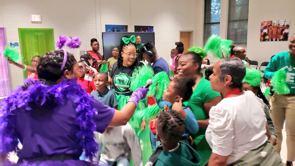 apsBAMOAcademy's tweet photo. #BAMOEagles family Principal @Robinviews hyping our students up for #HouseReveal which house will choose you? #Hekima💜 #Ami💛 #Entegrite💚 #Musoka💙 https://t.co/fP8teMmQwI