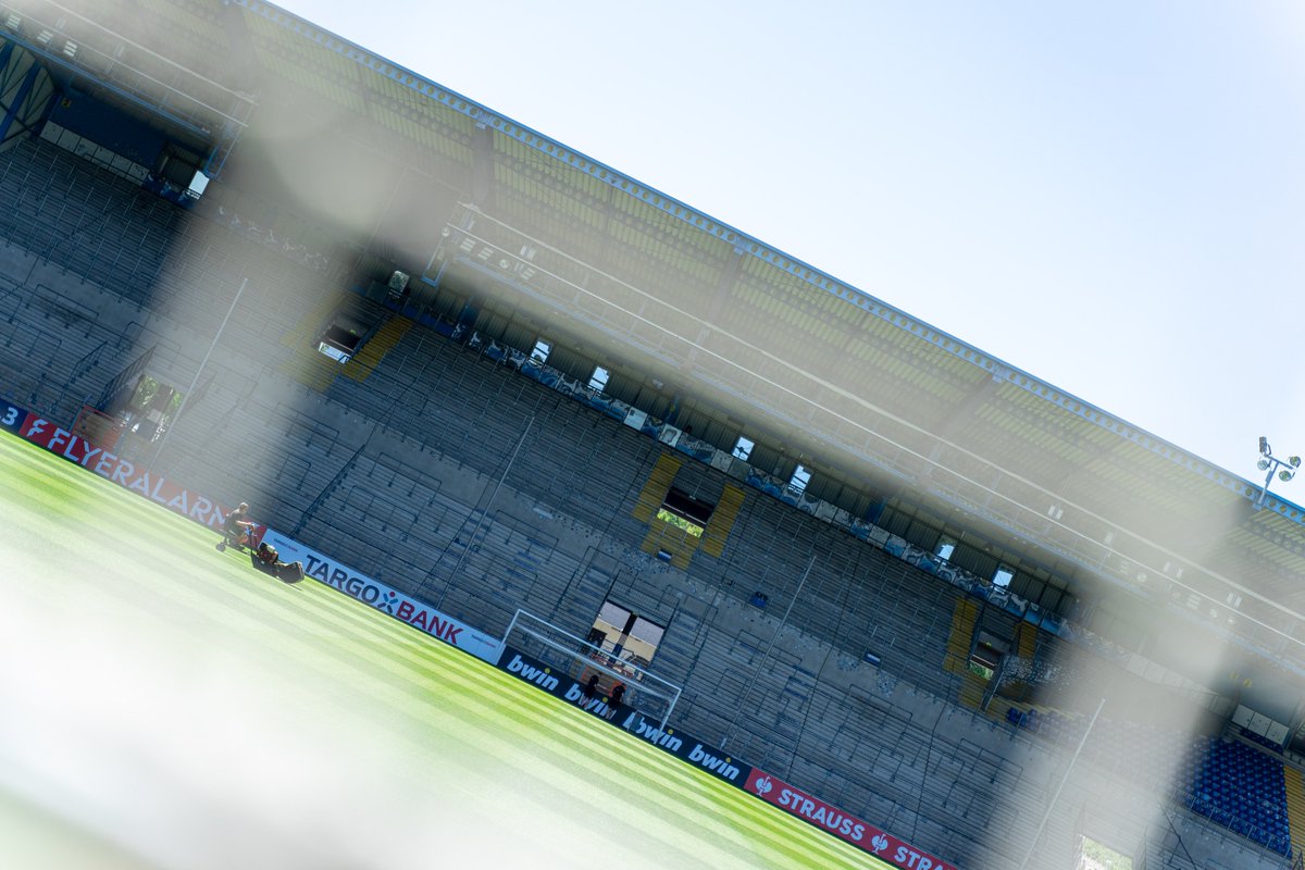 arminia's tweet photo. Noch is ziemlich leer in unserem Wohnzimmer, die letzten Vorbereitungen auf morgen laufen und dann fehlt nur noch IHR! 🖤🤍💙

Wen von euch dürfen wir morgen in der SchücoArena begrüßen? 😍

#immerdabei #DSCBOC https://t.co/gijUJsPvTS