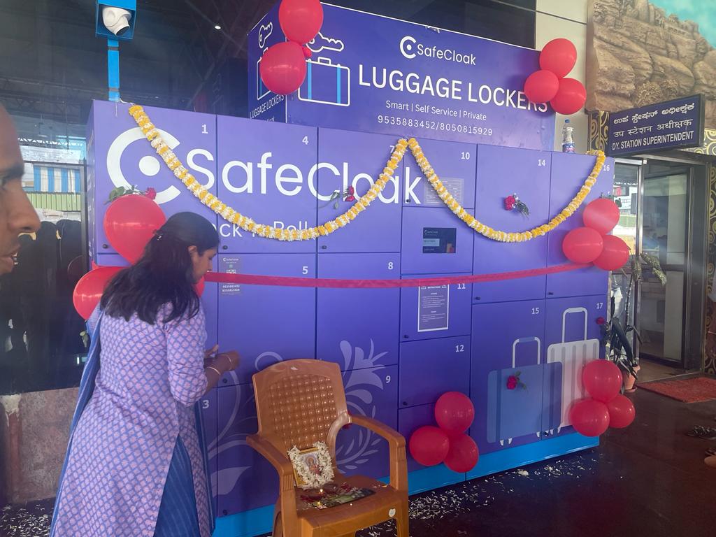 safecloak's tweet photo. SafeCloak Smart Digital Luggage Lockers are now available at Shree Siddharoodha Swamiji – Hubballi Junction Railway Station. 
Thanks to the Commercial Team at Hubballi Division and the team at the station for making this happen. 

@drmubl @SWRRLY @indianrailway__ @IndianRailMedia https://t.co/XmzH2wW4dE