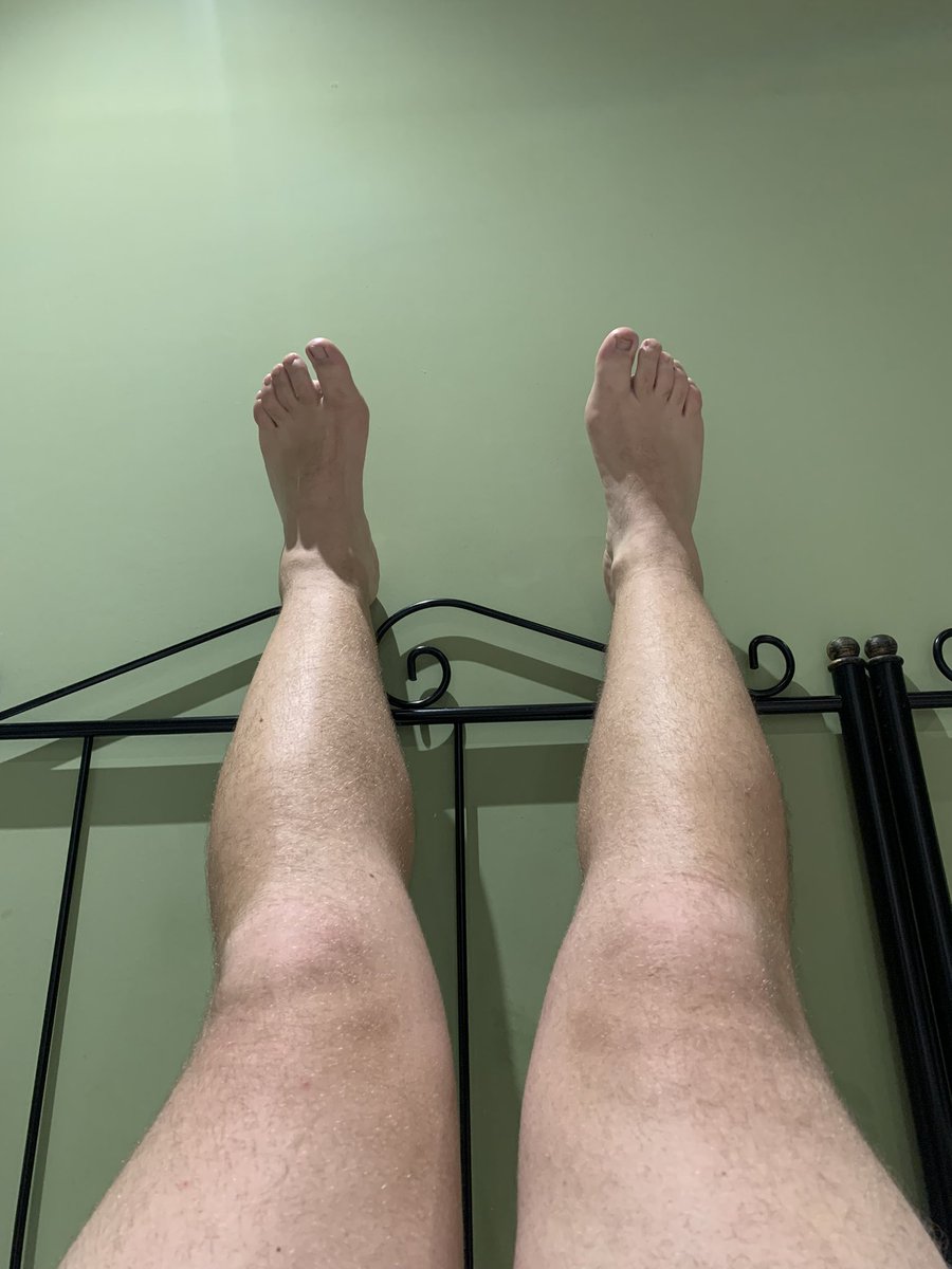 FedericoSchiff's tweet photo. Come mai gambe all’aria?? https://t.co/sZ973ER88s