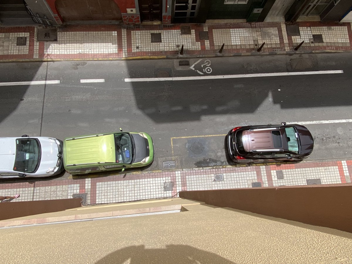 Hola <a href="/PoliciaLPA/">Policía Local LPA</a> Esto, cada día, en c/ Portugal 66. Hoy es imposible salir del garaje, otros días no podemos entrar. No respetan  vados, ni líneas amarillas. Estamos hartos.

Se que esta no es la via para denunciar, pero es imposible por el 092. Ténganlo presente, por favor 🙏🏻