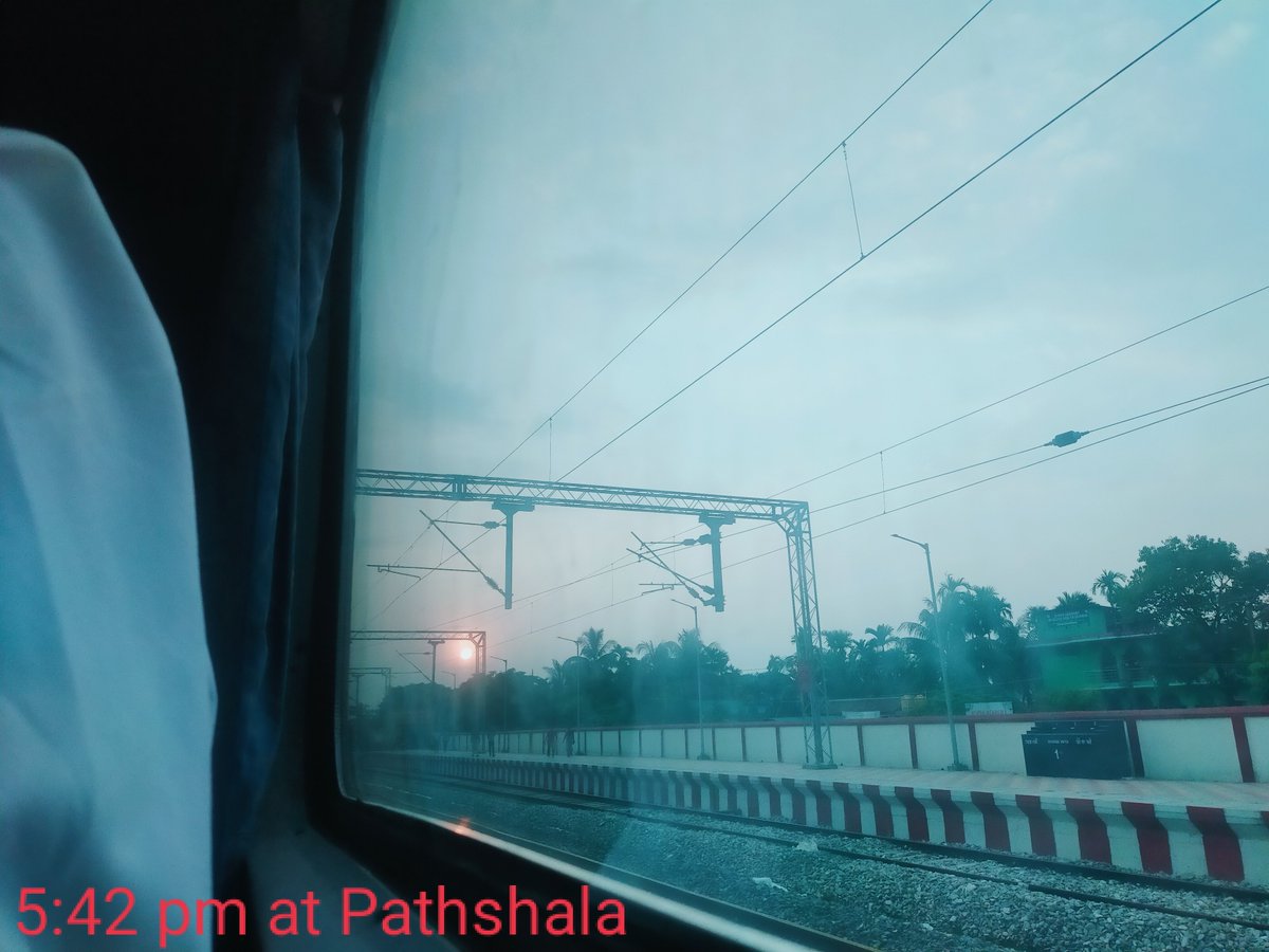 ghanshyamchy's tweet photo. and u wanna see the beauty of Indian railways just look at photos.
Right now I'm traveling from North East Express 12505 from Kamakhya to Delhi and the Train is 5hrs late. @RailMinIndia 
@AshwiniVaishnaw https://t.co/oVNGAJBMRY