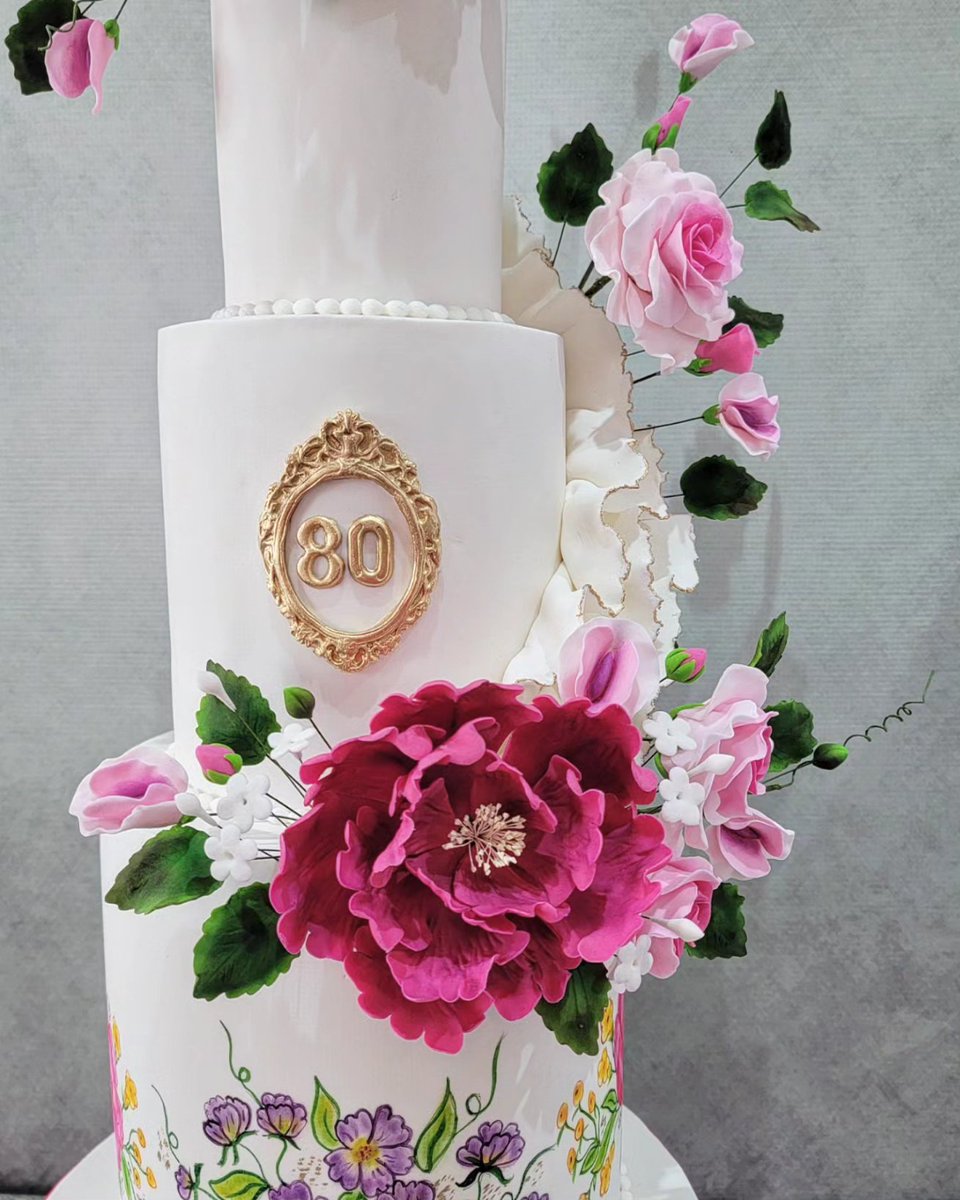 luxurycakes's tweet image. "The most beautiful things are not associated with money; they are memories and moments. If you don't celebrate those, they can pass you by".

#birthday #birthdaycake #sugarflowers