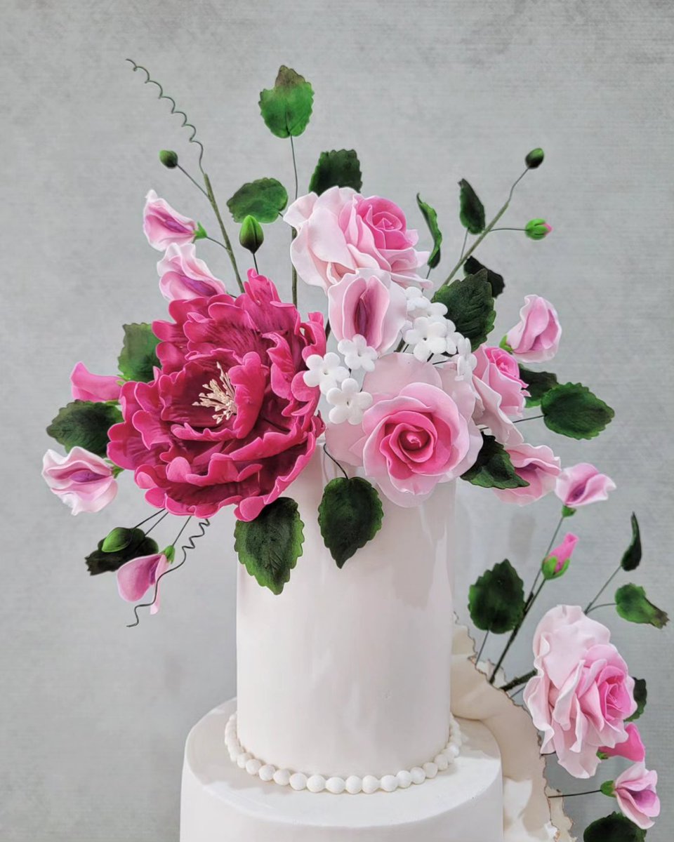 luxurycakes's tweet image. "The most beautiful things are not associated with money; they are memories and moments. If you don't celebrate those, they can pass you by".

#birthday #birthdaycake #sugarflowers