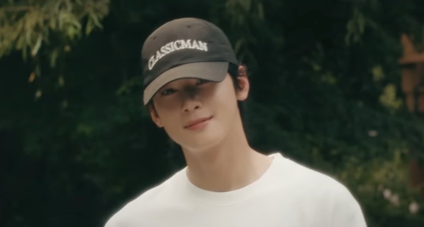 bieunu's tweet photo. He looks so much in love that's the romance king cha eunwoo 💗😍 https://t.co/GfpyQw737E