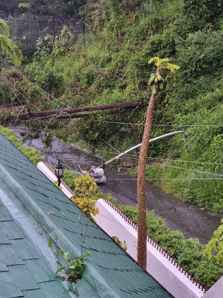 Asoproverde1's tweet photo. Atención @CorpoelecInfo @CorpoelecMiran seguimos sin paso y sin luz la zona. @NestorLReverol @ElHatillo @danielperezpj @omarnowak @daniellugopr @HectoRodriguez https://t.co/GWPYLnMrvr