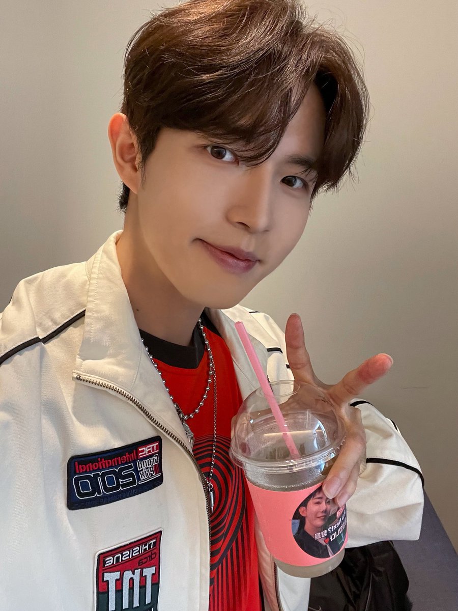 KJH_officialtwt's tweet photo. [#째니의발자국🐾]

#RUNext 

감히 얘기해 봅니다...
오늘 용안 정말 최고십니다 😭

어떻게 점점 더 미모가
수직상승하시는지... 🤔❣️

짼코치님과 함께 알차게
금요일 저녁 보내기 완료 ❤‍🔥

#김재환 #KIMJAEHWAN https://t.co/hMApIVnYqZ
