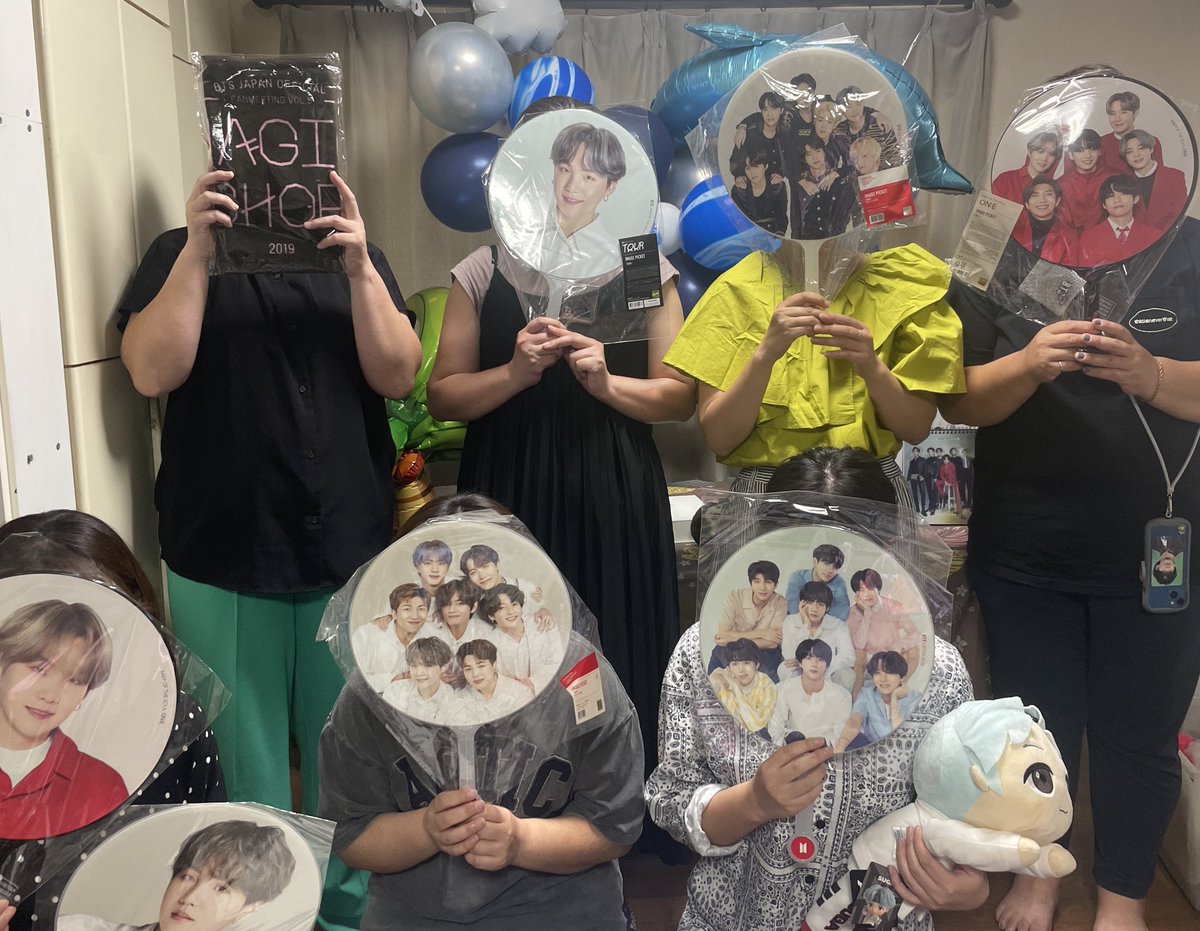 j_____hope__'s tweet photo. ほぼ40代の栃木のアミ達。　
業者のような大量のソンムル。
持ち寄りの美味しい韓国料理やデザート、飲み物、お菓子たち（私の担当のサラダ出すの忘れた🥗）

今回も初参加の方が3名いらしたけど、５時間みんな話が止まらない。　
来てくれてありがとう。
＃栃木アミ　#アミ会 https://t.co/m9a1EO1KsI