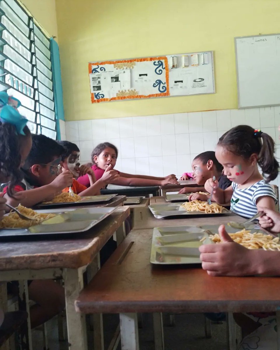 Cnae_Guacara10's tweet photo. #LaPazEsClave y Nuestro Norte son los Niñ@s y Adolescentes. 
Continuamos atendiendo a Nuestra Juventud y al Poder popular con el Plan "Escuelas Abiertas" y beneficiando a mas de 3290 comensales en la primera semana.
@_LaAvanzadora @cnaeoficial @pedrodiazg59 @FontalvoCNAE https://t.co/z5ly56x5rh