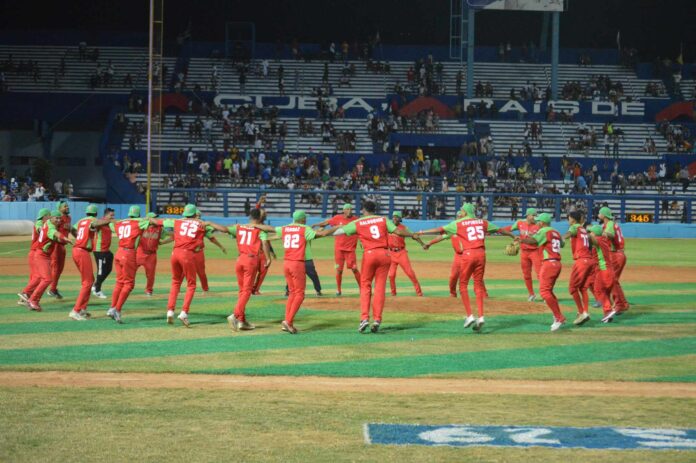 tiempo21cuba's tweet photo. Los leñadores conquistaron un abarrotado Latinoamericano al vencer 8×1 a los Industriales y se colocaron a un triunfo de proclamarse campeones de la Serie Nacional 62.
🪓⚾️
#LasTunas #SNB62 #Cuba
▶️🔗 https://t.co/N7jKNxkXHz https://t.co/lc5fVEq4os