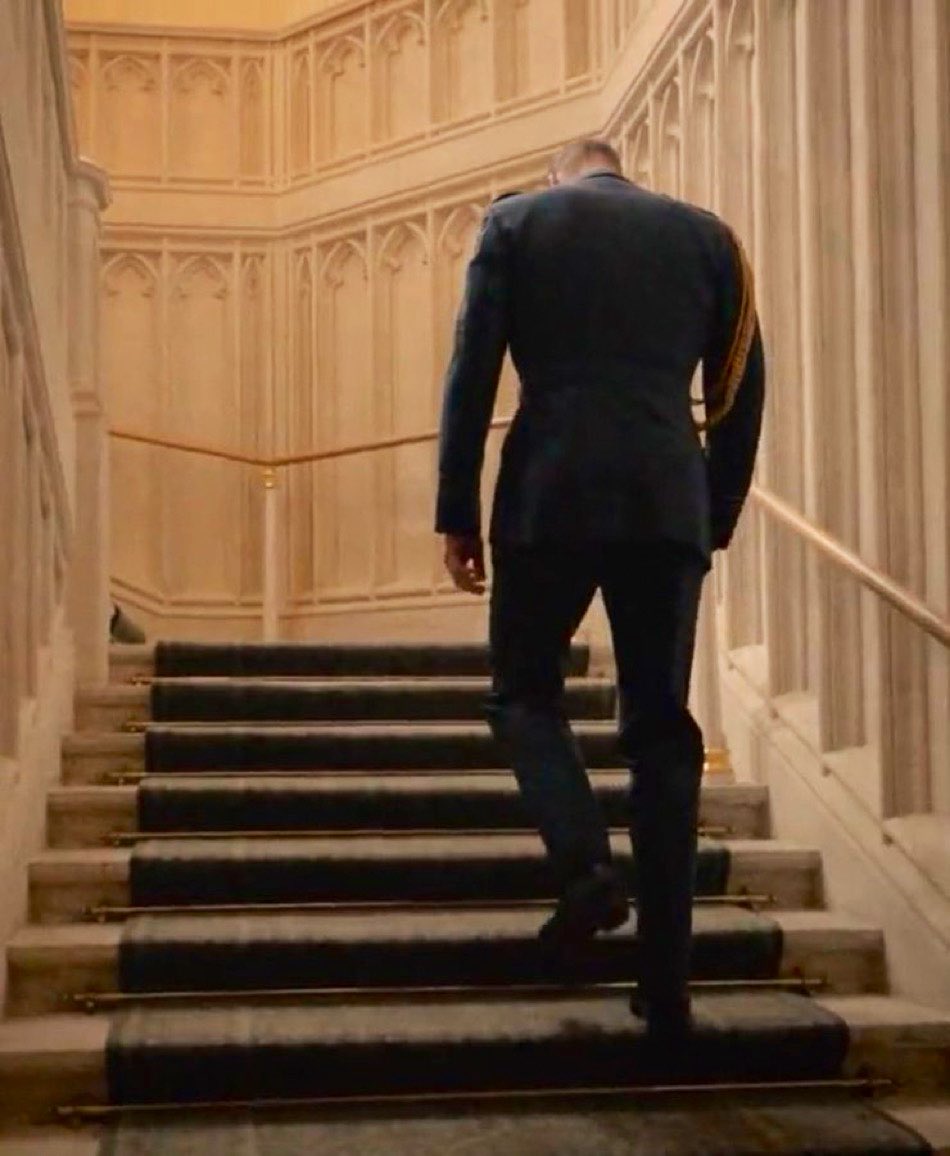 Canellelabelle's tweet image. "Harry is a war hero! he deployed! William didn't deploy"🤡
What War hero?!
•Unlike Harry, William was fully qualified intellectually &amp;amp; physically to get in Sandhurst. his high school teacher didnt cheat for him to get the meager 2 A levels to get in. He came in with his Master…