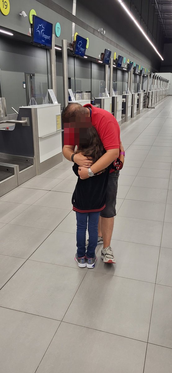 ALERTA DESAPARECIDOS (@sosdesaparecido) on Twitter photo Si pudiera traeros el mundo a través de mis ojos os hablaría de amor, sonrisas y sueños cumplidos.
Reencuentro de una niña con su padre, un año después
Enhorabuena <a href="/hamogelo/">Χαμόγελο του Παιδιού</a> Si pudiera traeros el mundo a través de mis ojos os hablaría de amor, sonrisas y sueños cumplidos.
Reencuentro de una niña con su padre, un año después
Enhorabuena <a href="/hamogelo/">Χαμόγελο του Παιδιού</a>