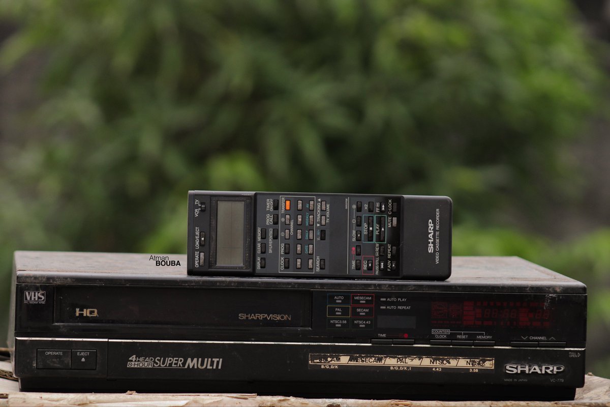AtmanBOUBA's tweet photo. Vous souvenez-vous des lecteurs #VHS ? Vous souvenez-vous du plaisir de glisser une #cassette #VHS dans le lecteur et de sentir ce petit clic ? Quels sont vos souvenirs les plus précieux que vous avez ?
🆎#AtBOUBA #HistoireTICs #MyFirstTechStory #XpoTICs #TICs #Histoire https://t.co/nJdRrFQhOy