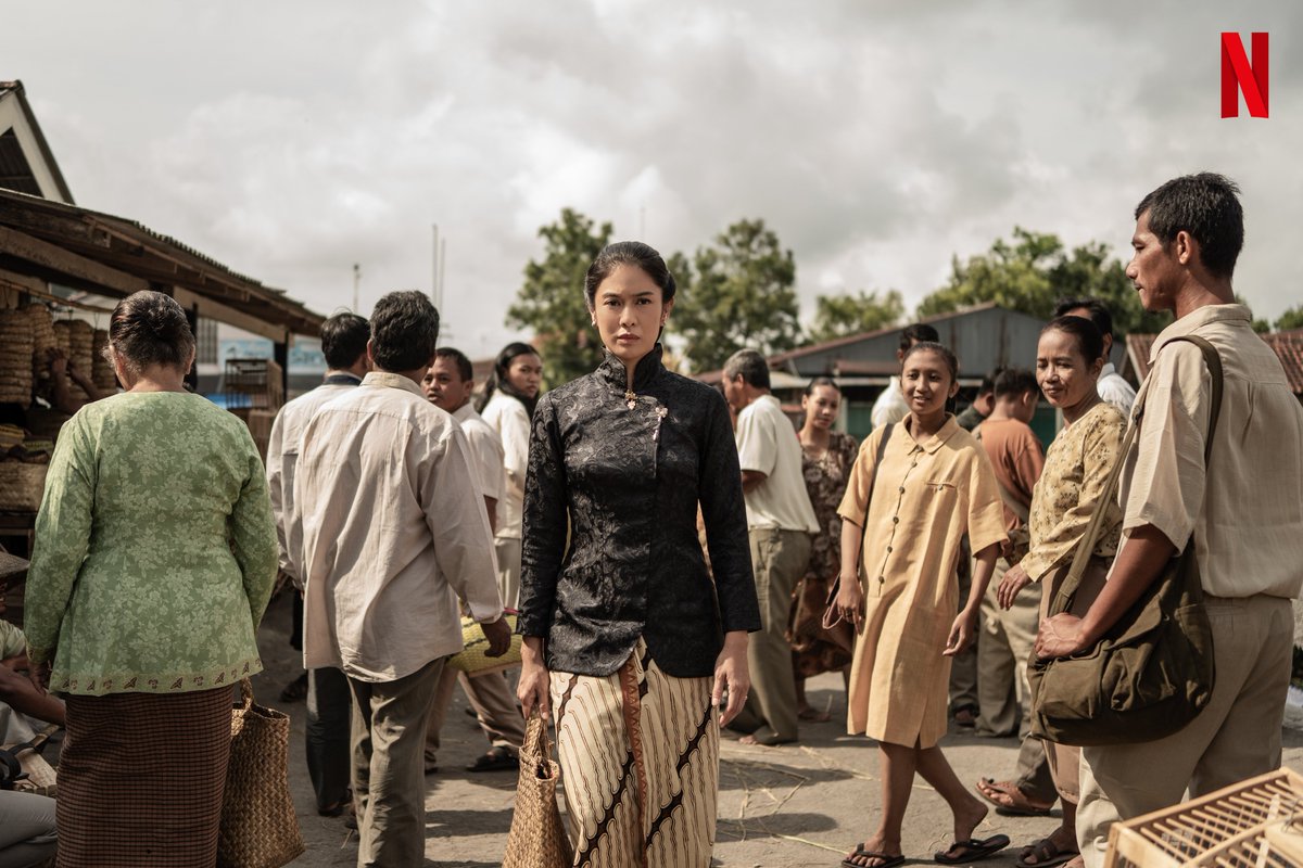 NetflixID's tweet photo. Sambil nungguin tanggal 2 November, aku mau kasih liat penampakan karakter-karakter yang bakal muncul di serial Gadis Kretek π¬ https://t.co/yqPvgrsto2