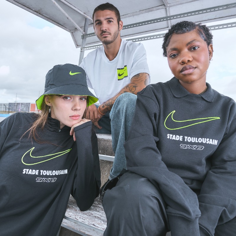 StadeToulousain's tweet photo. La 𝗰𝗼𝗹𝗹𝗲𝗰𝘁𝗶𝗼𝗻 𝗔𝘄𝗮𝘆 est désormais dispo' en boutiques et en ligne ⚡
Le #9X8Project avec @peugeotFrance et Nike, c'est aussi une gamme de vêtements inédite 🧬
Merci au Circuit d'Albi pour la confiance 🙌
Foncez la découvrir ⤵️