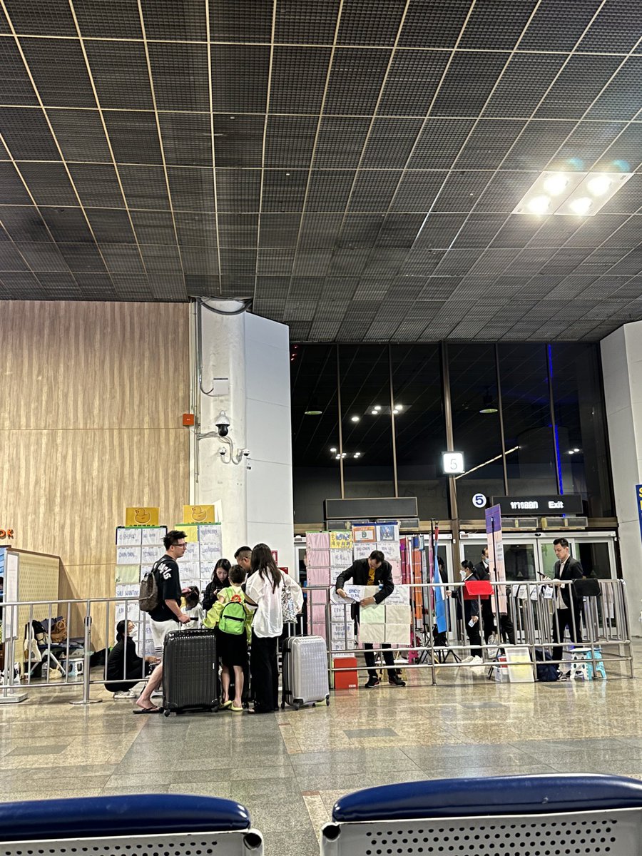 降落曼谷廊曼机场，机场旅客看起来冷冷清清