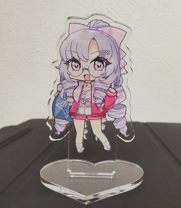 おジャージサロメちゃんアクスタこんな感じですわ～!!
