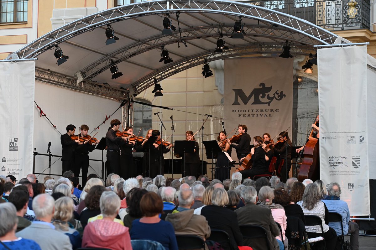 MoritzburgFest's tweet photo. Happy faces after a stunning concert. At their first performance, the Moritzburg Festival Academy played chamber music works from different centuries.
We look forward to seeing you again at the Musical Picnic in #Proschwitz and at the concert at the Kulturpalast on August 19! https://t.co/iVZs8ikqRH