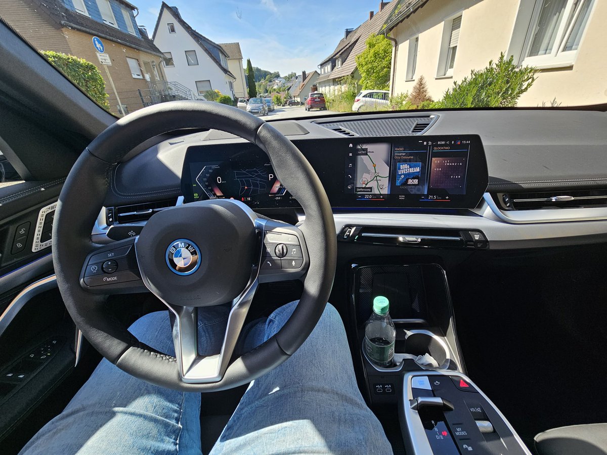 Dominik1409's tweet photo. Innenraum relativ aufgeräumt. Nicht viele Knöpfe. Normal würde ich sagen. Nicht das große Curved Display was man ab dem 3er BMW bekommt sondern ein kleineres. Aber völlig ausreichend für die Größe von Fahrzeug.
Achso und kein #iDriveController mehr! https://t.co/SJhwefz3Aa