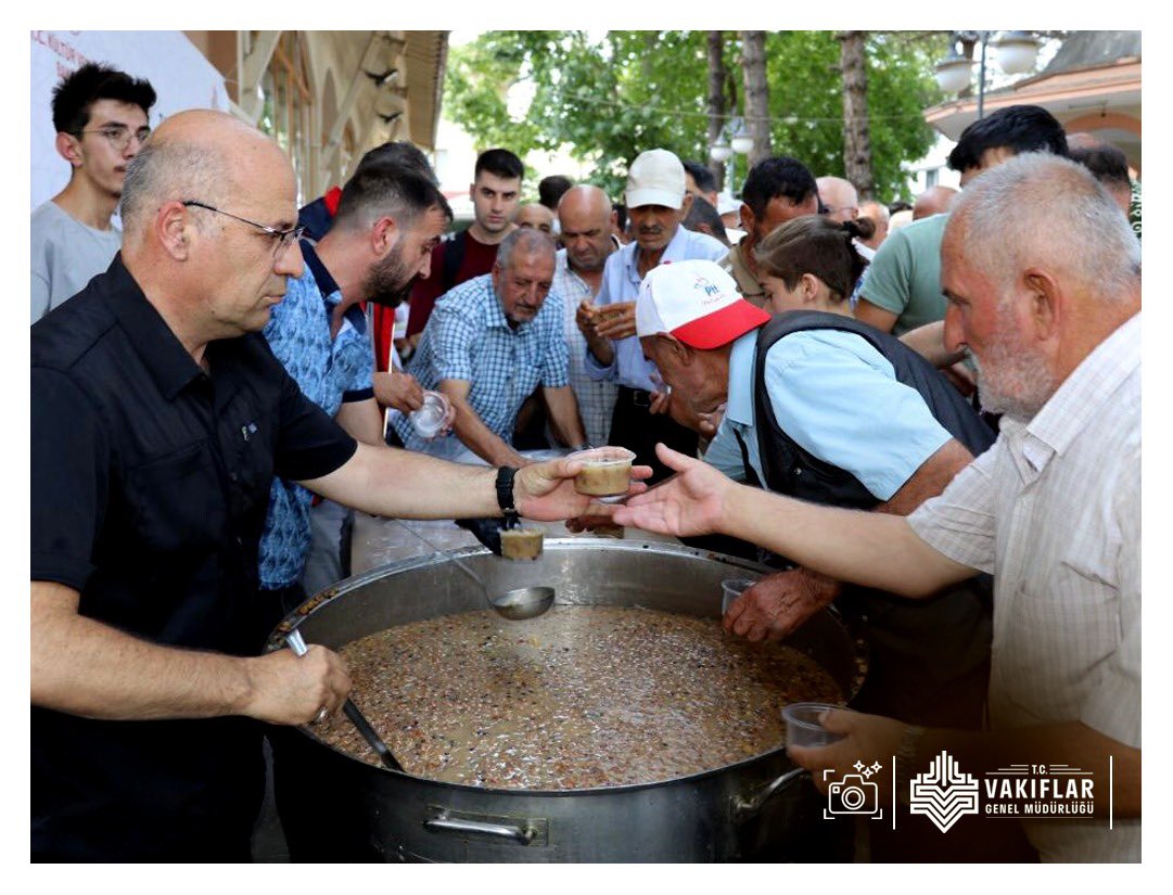 Erzurum Vakıflar Bölge Müdürlüğümüzce, Erzincan Cami-i Kebir ve Terzibaba Camimizde paylaşmanın, dayanışmanın, birlikteliğin, sevginin ifadesi, bolluk ve bereketin simgesi Muharrem Ayı’nda vatandaşlarımıza 5000 kişilik aşure ikramı yaptık. Allah kabul etsin.

#AfiyetOlsun