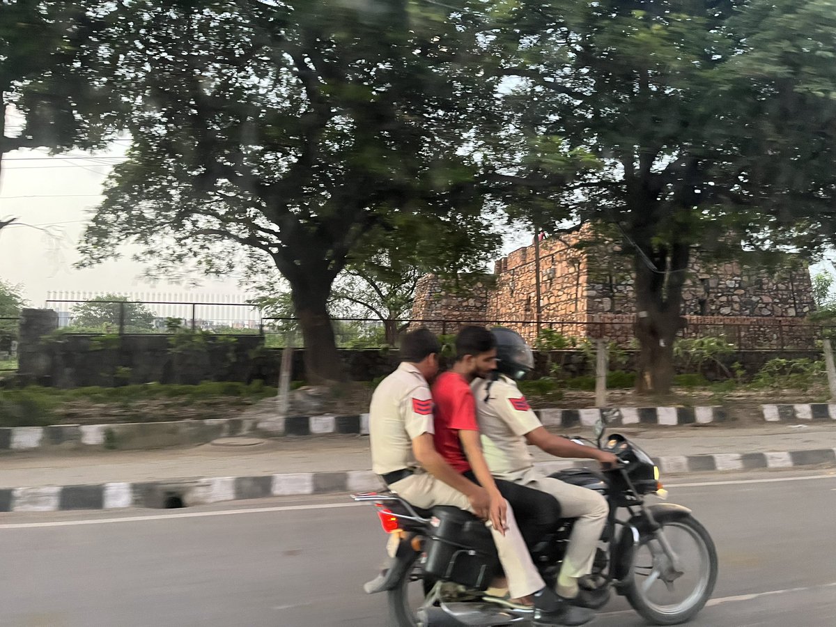 Taru_Sarvesh's tweet image. Humari pooch taach ke baad pata chala ki is khatarnaak yuvak ko in do jaanbaz police walon ne tripling ke liye hi pakda tha …#tripling #pun #fun
