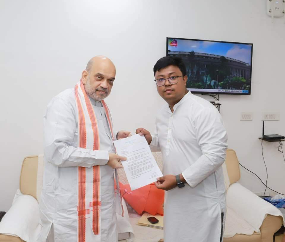 Maheshwarthouna's tweet photo. Today I met Shri Amit Shah Ji, Hon’ble Union Minister of Home Affairs, Government of India. Urged about the current crisis in Manipur and submitted a memorandum for our Indigenous people of Manipur as a whole. The main points in the memorandum are:
1. Ending of SoO agreement with the Kuki Militants.
2. Implementation of NRC.
3. No seperate administration at any cost.
4. No burial site at Torbung Bangla in particular and in any part of Manipur at large.
5. Complete removal of the Assam Rifles from Manipur soil.
The Hon’ble Union Minister has assured that there will be no Seperate administration and the integrity of Manipur will not be compromised at any cost. He has also promised to deeply look into the matter and will act for peace in Manipur.