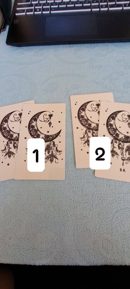 Seç bakalım bir taraf seni  hakkında ne düşünüyor açalım. Seçtiğin desteği yazmayı ve iz bırakmayı unutma. Sadece iz bırakanlara  niyetleniyorum. Cevaplar geliyor #tarot #TarotReading