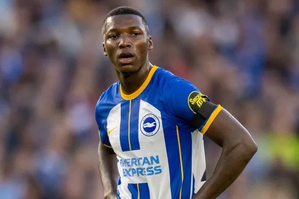 jamolestina's tweet photo. Lo del caso Moisés Caicedo es de estudio.

Equipos como Manchester United, Arsenal, Chelsea y Liverpool, cuarto de los grandes de Inglaterra y del mundo, mostraron su interés por él en los últimos 24 meses.

Brighton compró a Caicedo en €5MM y lo estará vendiendo en €140MM.
Es decir tendrá una ganancia del 2800%, probablemente el mejor negocio de la historia del fútbol en una venta de jugador. 

Por su parte IDV estaría recibiendo entre $25-30MM por tener el 20% de la futura venta. 

Moisés Caicedo de apenas 21 años de 🇪🇨 se convertirá en unos de los jugadores más caros de LA HISTORIA y es SIN DUDA uno de los mejores mediocampistas del mundo. 

La novela del mercado en el fútbol inglés es por un jugador ¡¡¡DE ECUADOR!!! 💪🏻🇪🇨⚽️.