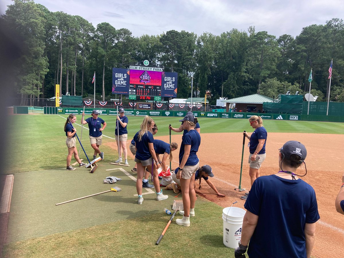 DIRTGottaLoveIt's tweet photo. What an awesome all women’s grounds crew this week at the #LLSBWS! 💪🏼
#GirlsWithGame
#LLWS
@Turfaceproducts
@TurfaceC
@BradEssary2 https://t.co/gSBE5Kbm1z