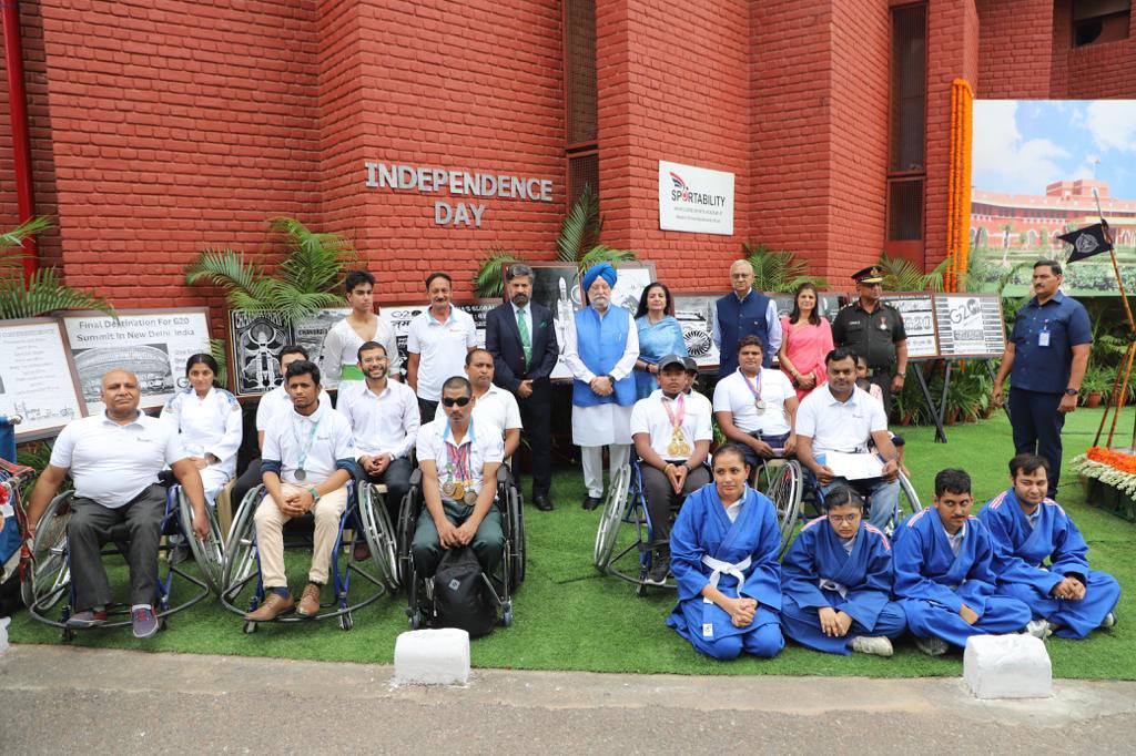 HardeepSPuri's tweet photo. Delighted to join bright young students of Delhi’s Modern School to celebrate India’s 77th Independence Day. Founded in 1920 by Lala Raghubir Singh Ji, this famed educational institution has played a significant role in the evolution of independent India. https://t.co/ereaEQBTiL