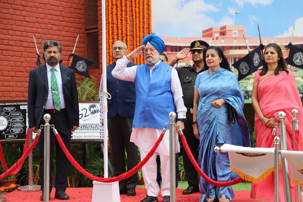 HardeepSPuri's tweet photo. Delighted to join bright young students of Delhi’s Modern School to celebrate India’s 77th Independence Day. Founded in 1920 by Lala Raghubir Singh Ji, this famed educational institution has played a significant role in the evolution of independent India. https://t.co/ereaEQBTiL