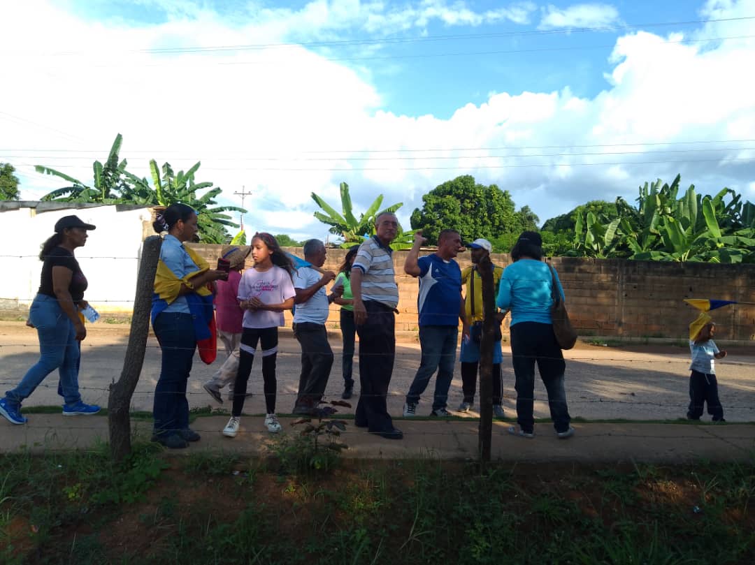 #10Agosto, Comando de Campaña d ANDRÉS VELÁSQUEZ en Ciudad Bolívar, en contacto directo con electores en Casanova Sur Parroquia Marhuanta, msj por una VENEZUELA DIGNA de desarrollo y Progreso para TODOS
Elección PRIMARIA PRESIDENCIAL #22Octubre Con PRIMARIA se construye la UNIDAD