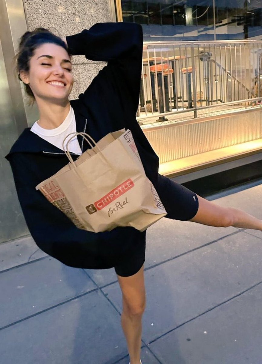 KarolaMaby's tweet photo. Amo tanto esta foto que merece todo lo bonito. Ella sin miedos, sin dobleces, sin maldad, en algo tan natural como ir a comprar comida chatarra en ropa de casa… amo su imperfección que la hace real y verdadera 

#HandeErçel https://t.co/V5Sakfii4v