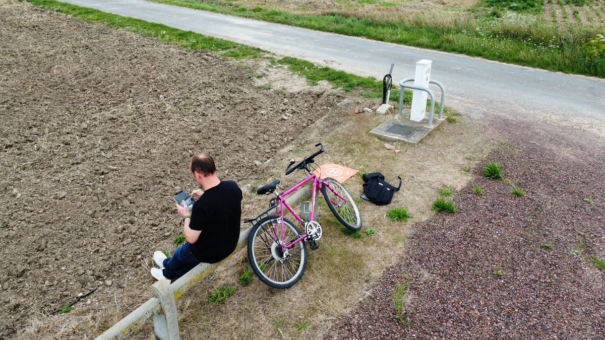 Lama4Digital's tweet photo. Quel(s) usage(s) pédagogique(s) avec un drone ?
- bah déjà tu peux contrôler l’évolution de ta calvitie 😅 https://t.co/1Ggu71KLHI