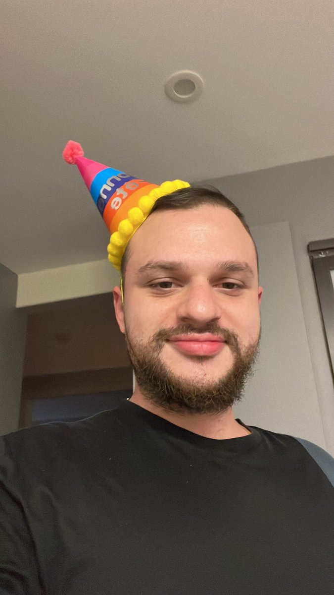 rowjayCOB's tweet photo. “CREATEUR DE CONTENU X” - 
“PTN ROWJAY IL A VRILLÉ IL SE LANCE DANS LE PORNO” https://t.co/FrDl16Glp5