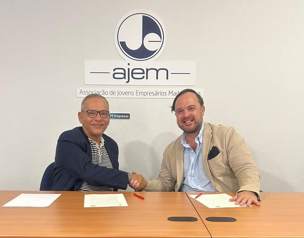 CabildoTenerife's tweet photo. 📈 🫱🏻‍🫲🏼 El Cabildo establece una estrategia conjunta con la Asociación de Jóvenes Empresarios de Madeira,  #AJEM, para colaborar en programas y proyectos del sector textil, la artesanía y el empleo. 

HILO ⬇️ https://t.co/CPLwv66SJQ