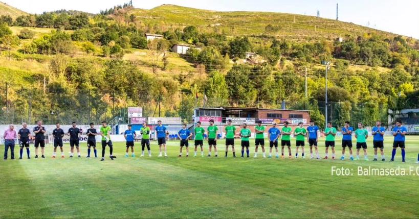 BalmasedaFC's tweet photo. Ayer comenzó la temporada 23/24 para nuestro primer equipo. Con buena afluencia de público al pitido de salida, los nuestros entrenaron a las órdenes de Jon Ander Alonso y su cuerpo técnico.⚽

Por qué somos (B)ALMA!🔵🔴 https://t.co/jKuvZFGJQw