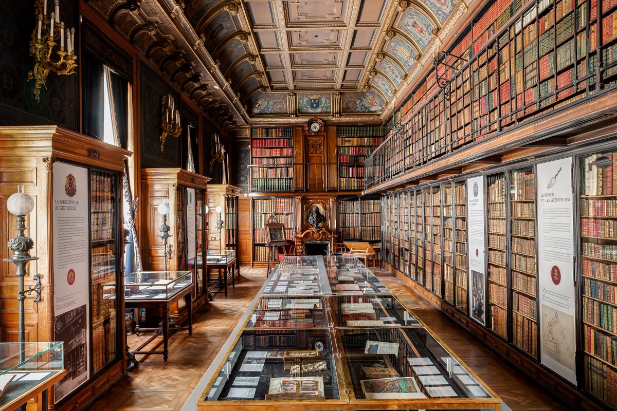 #VendrediLecture
Le Château de Chantilly abrite l’une des plus riches bibliothèques de France. Les trésors accumulés par les différents propriétaires de Chantilly ont été complétés avec passion par le duc d’Aumale, qui fut le plus grand bibliophile de son temps. 📚

📷 S. Lloyd