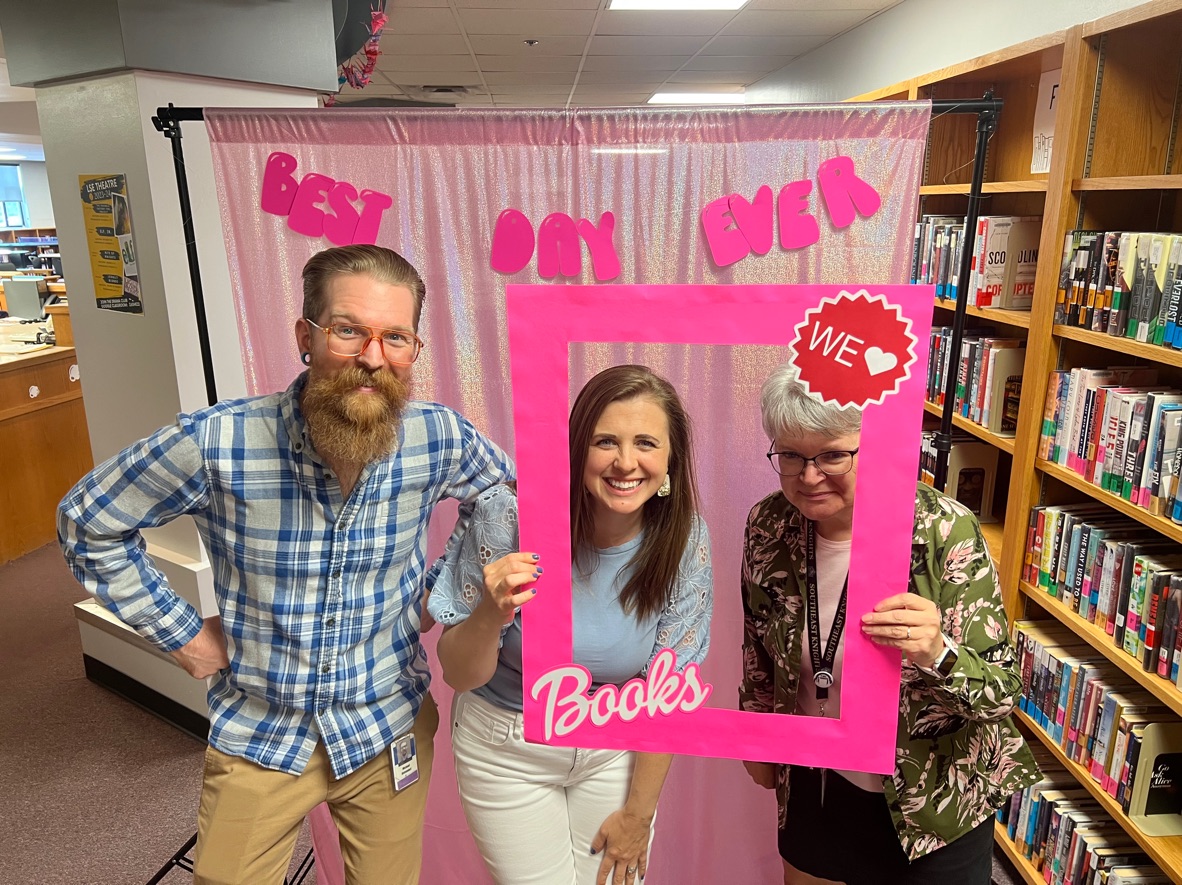 lsehs's tweet photo. The LSE Library crew loves books, how 'bout you? Swing by the library for a photo op! #lsestories #lpslibs #KnightPride https://t.co/w0Tc1aHUIL