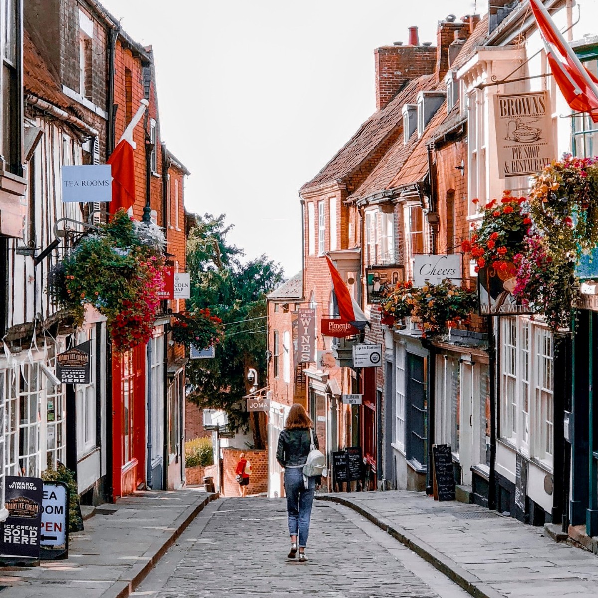 Embrace the old-world charm of Lincoln's cobbled streets, where history whispers at every turn. 🚶‍♀️🌹 #visitbritain #lovegreatbritain

📸: VisitBritain/Ellie Dyduch
📍: Lincoln; Lincolnshire; England