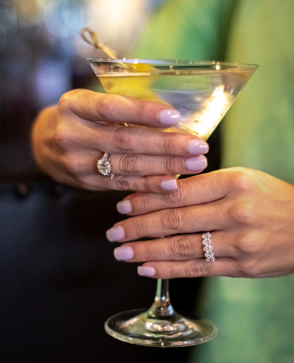 BuchwaldJeweler's tweet image. Happy Hour 🍸 Round Brilliant Diamond Engagement Ring with Baguette Side Stones paired with an Oval Anniversary Band 💎💍

#Rounddiamond #anniversaryband #engagementring #ovaldiamond #happyhour #MiamiJewelers #Jewelry #Seybold #GIA #Diamonds #Classic #CustomDiamondRing