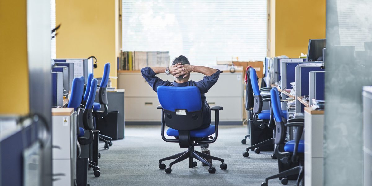 Talent_Intel's tweet photo. The Nine-to-Five is Dead. Workers embrace flexible hours, creating a "dead zone" from 4 p.m. to 6 p.m. Has your business adopted flexible work hours? How has it impacted your team? Share your experiences below!  #FlexibleWorkplace #WorkLifeIntegration
https://t.co/kklh59iMRq https://t.co/dhkNaOamLx