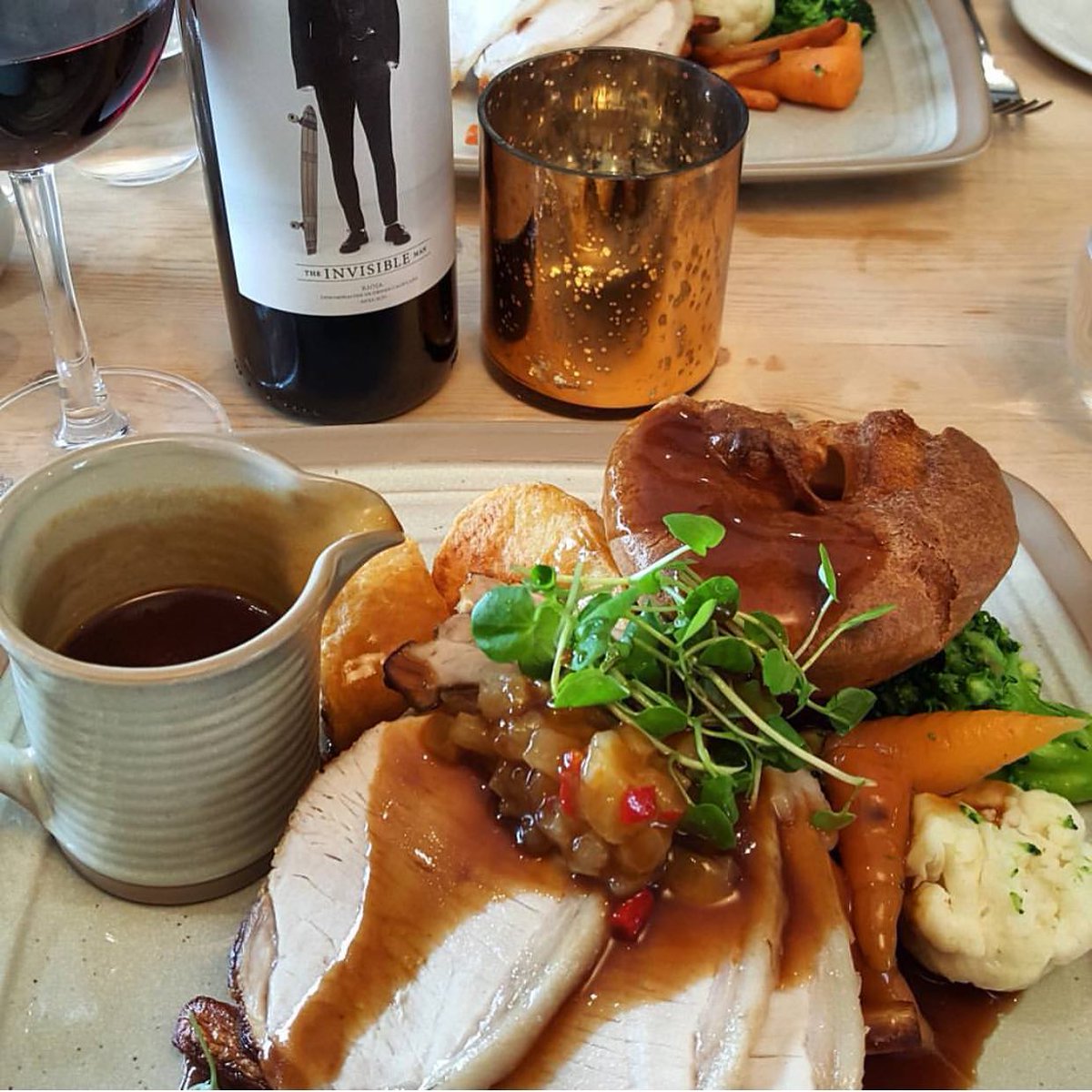 Sunday Lunch at Priest House! 🍽️

Did you know you don’t have to be a hotel resident to visit our bar or restaurant? 

Just a five minute drive from the centre of Castle Donnington, enjoy Sunday lunch overlooking The River Trent. 

Walk-ins welcome or book online.