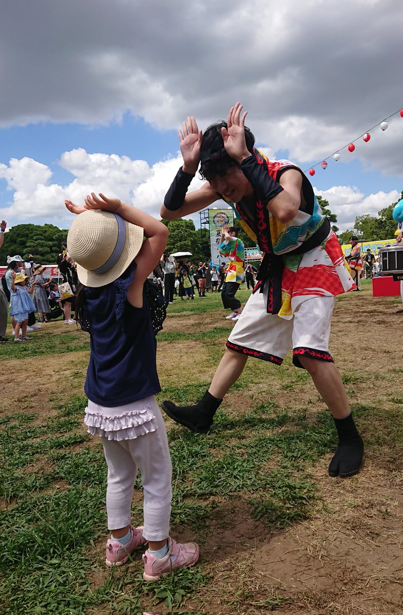emuWindermere's tweet photo. 盆踊り！娘は楽しかったみたいでお姉さんやお兄さん達とずっと踊ってた🤗当たり前なんだけど、盆踊りだから回るんですよ。親達も写真撮りたいから皆必死で回ります笑 https://t.co/TuXUvjkmma