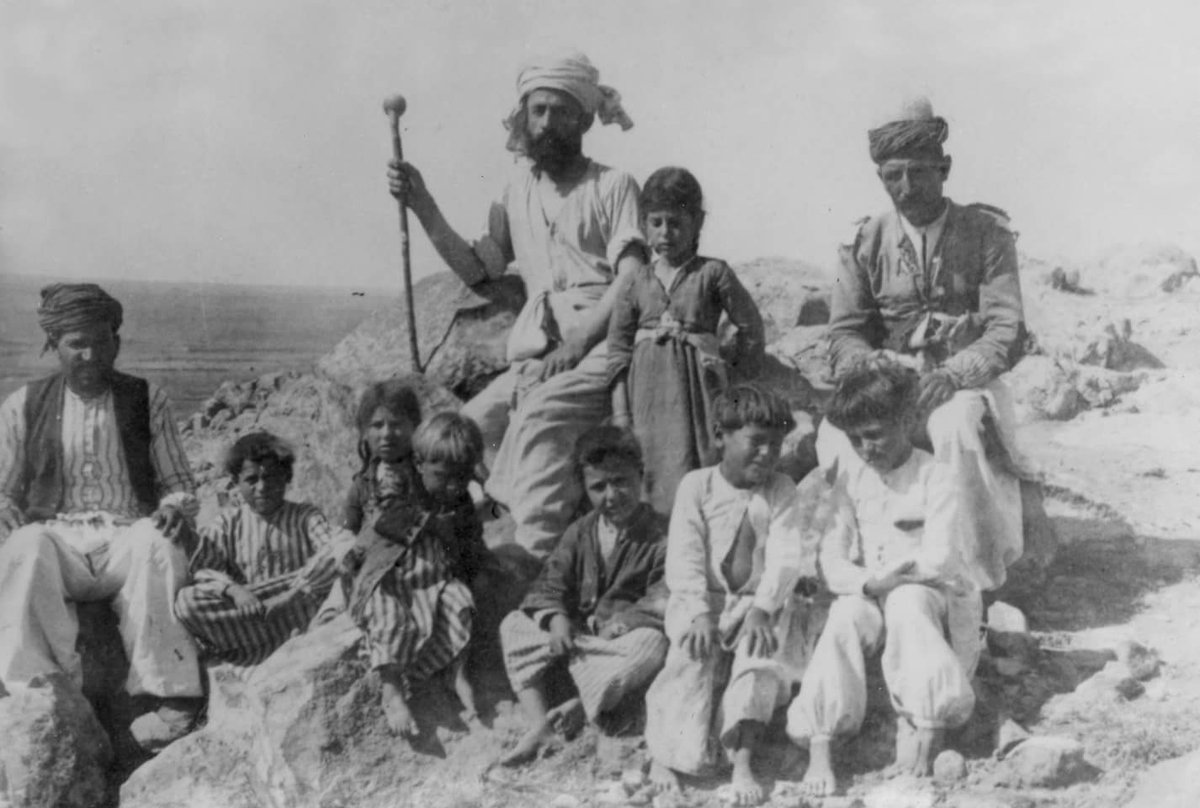 Don_Lazzara's tweet photo. #Syria. Una foto inedita del 1935 che ritrae alcuni rifugiati #assiro-#cristiani nella zona di #Khabur, i quali fuggirono da #Simele (#Iraq) a causa della "persecuzione - pulizia etnica" nell'Agosto 1933, conosciuta storicamente come "l'affare assiro", perpetrato dal Regno dell'Iraq, guidato da Bakr Sidqi. Si stima che circa 6000 assiri furono massacrati e oltre 100 villaggi assiri andarono distrutti e saccheggiati. Gli assiri si stabilirono nei pressi di #Khabur che è anche il nome del fiume che nasce nel sud-est della Turchia e che prosegue nell'est della Siria, dove si congiunge con l'#Eufrate. Il fiume, con i suoi diversi affluenti, non rappresenta più un grande corso d'acqua, a causa dello sfruttamento intensivo delle fonti e del dirottamento di buona parte dei suoi affluenti verso canali artificiali da parte della #Turchia (il prosgiugamento delle acque dura dall'inizio della guerra con la Siria e causa danni enormi ai villaggi e alle persone). La storia si ripete: come 90 anni addietro furono massacrati migliaia di assiri a #Simele, così nel nostro tempo gli assiri sono stati sterminati dai gruppi terroristici durante la guerra in Iraq ed in Siria. Purtroppo queste terribili tragedie non arrivano al grande pubblico. Se non conosciamo la storia non potremmo mai vivere in pace e in libertà. E ora domanda: perché lo "sterminio assiro", non fa notizia? Forse perché erano e sono #cristiani? Sia #pace!
