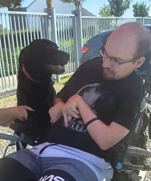 DejongheCarla's tweet photo. Fijne ontmoeting met Tristan, vanaf volgende week het nieuwe baasje van #Zola ("mijn" #assistentiehond in opleiding). Tristan heeft een groot gevoel voor humor en is zeer belezen. 📚 Geen wonder dat een hond met deze naam bij hem terecht komt! #Dyadis #chienguide https://t.co/w5qOqvRZ39