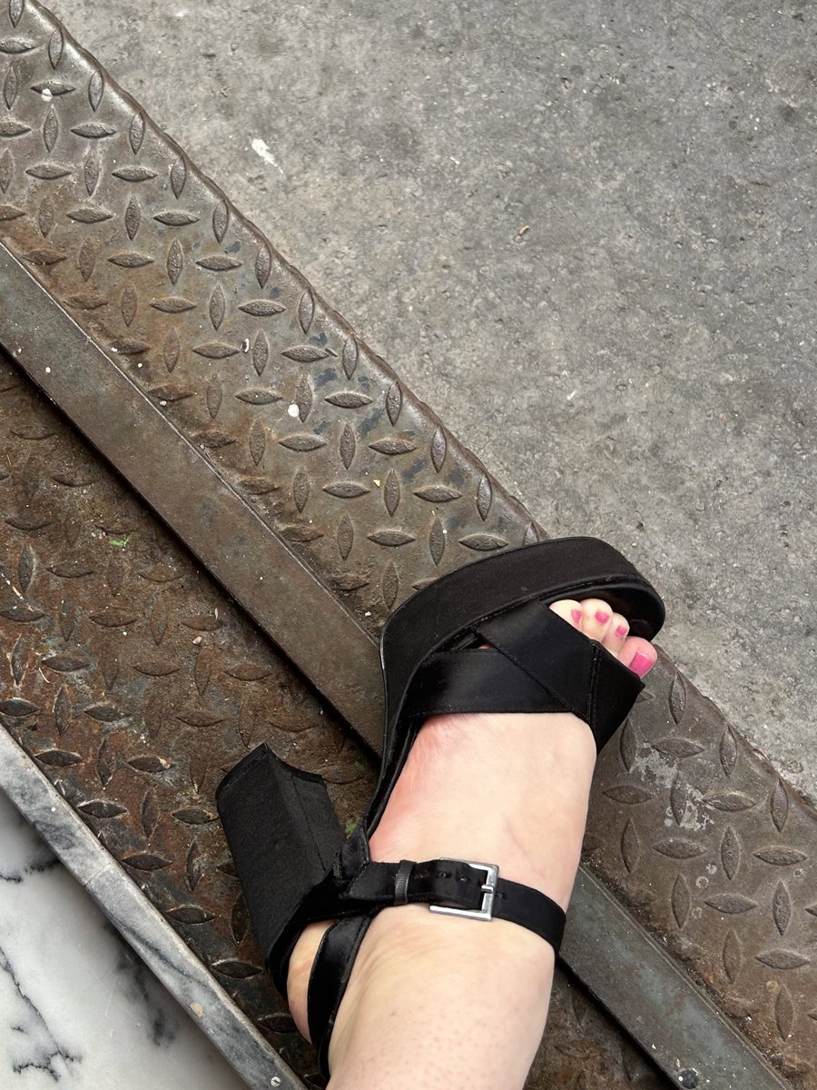 Feetfairydoll's tweet photo. Who’s into high heels ? Dm me 💞 #feet_lover #feet_pic #feetfetiche #feetpic #feetseller #heels #feetpicsforsales #feetworshi̇p https://t.co/vyWGT4zSUN